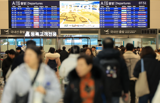 Jeju airport on Sunday morning, when flights were canceled over a cold spell. [YONHAP] 