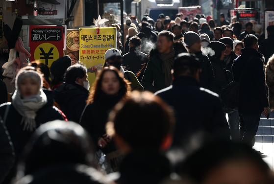 Crowds of people walking on the streets of Myeong-dong, central Seoul, on Sunday, when the temperautres in the city dropped below minus 10 degrees Celsius. [YONHAP] 