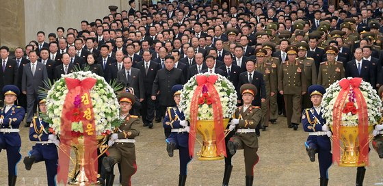North Korean leader Kim Jong-un and senior officials visit the Kumsusan Palace of the Sun in Pyongyang on Saturday, to pay tribute to his late father, Kim Jong-il, as the country marks the 12th anniversary of the former leader's death, in this photo released by the North's official Korean Central News Agency on Sunday. The mausoleum also enshrines the mummified body of Kim Il-sung, the current leader's late grandfather and national founder. [YONHAP]