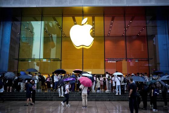 Apple logo shown at an Apple Store, in Shanghai, China [REUTERS/YONHAP]