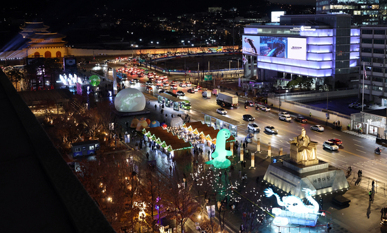 The Christmas market and annual lights festival on Gwanghwamun Square in central Seoul on Dec. 15.[NEWS1] 