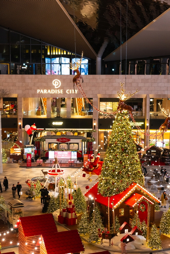 The Christmas market hosted by resort complex Paradise City on Incheon’s Yeongjong Island continues until Jan. 1. [PARADISE CITY]