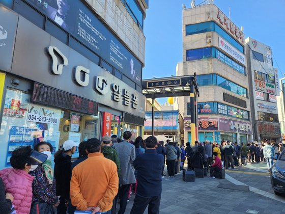 Pohang residents line up in front of the office of the civic committee for the Pohang earthquake in Buk District to file damage complaints against the government and related businesses on Nov. 22. [KIM JUNG-SEOK]