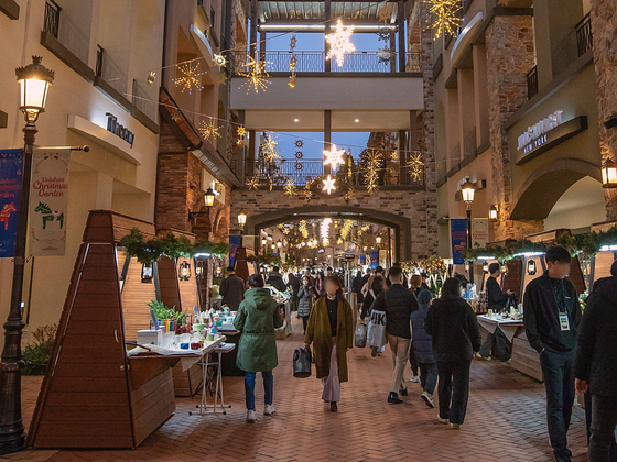 Shinsegae Simon Premium Outlet's Siheung branch in Gyeonggi is holding a Christmas market every Friday to Sunday until Christmas Day. [NEWS1]