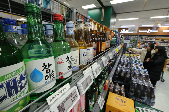 Bottles of soju are displayed at a large discount store in downtown Seoul on Monday. [NEWS1]