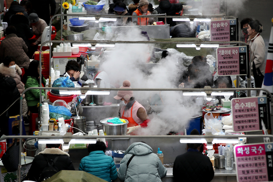 Warm steams rise from noodle and soup pots at a traditional market in Daegu on Monday amid a cold snap across the country. [NEWS1]