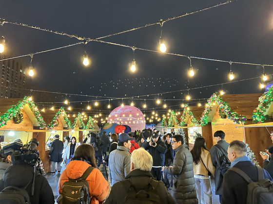The Gwanghwamun Square Market in central Seoul kicked off on Friday and continues until Jan. 21 next year. [SHIN MIN-HEE]