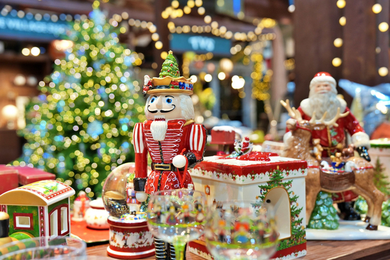 Christmas ornaments are displayed at the Lotte Department Store Jamsil's Christmas market in Songpa District, southern Seoul. [LOTTE DEPARTMENT STORE]