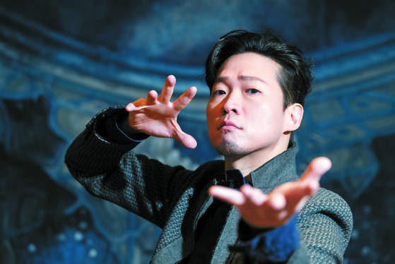 Countertenor Lee Dong-qyu has performed mostly in Europe since he left Korea at 13. The singer was already famous in the world music scene but was able to reach out to a wider audience after appearing in the singing competition show “Phantom Singer 4'' on JTBC earlier this year. [KWEN HYEK-JAE] 