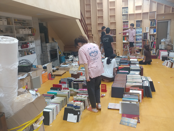 Korea National University of Cultural Heritage students cleaned the office of the professor without getting paid on Aug. 5, 2019. [JOONGANG ILBO] 