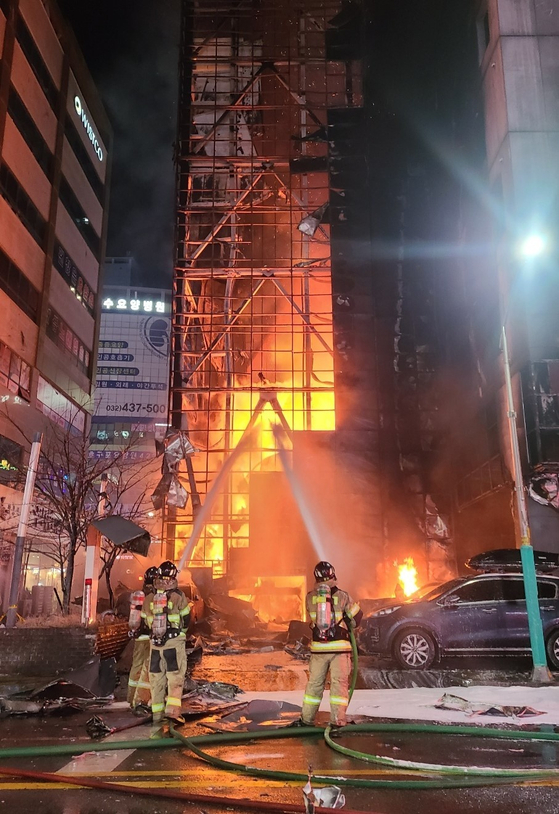  Firefighters extinguish a fire that broke out at a hotel in Incheon on Sunday. [NEWS1]