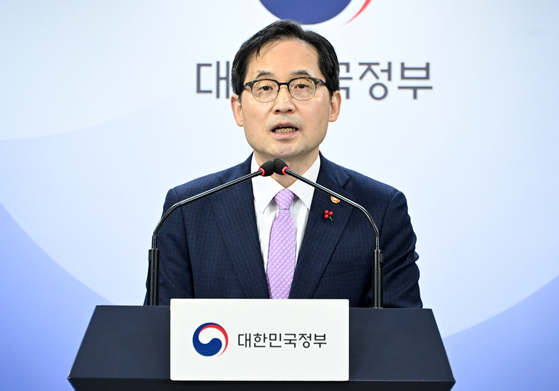 Fair Trade Commission (FTC) Chairman Han Ki-jeong speaks about a new bill proposed by the antitrust regulator that would impose restrictions on platform operators at a press briefing at the government complex in central Seoul on Tuesday. [NEWS1]