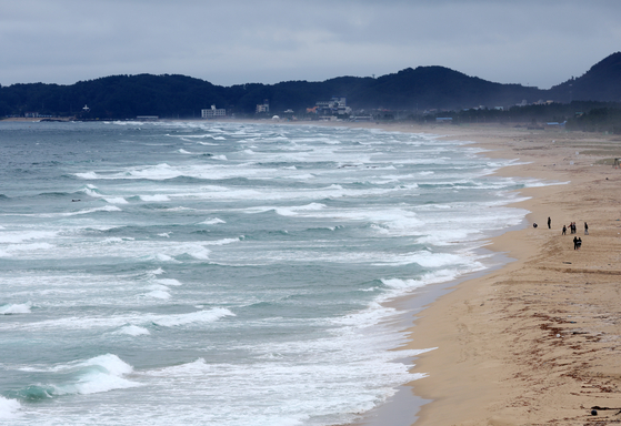 Pictured is the Dongho beach in Yangyang County, Gangwon, bordering the East Sea. [YONHAP]