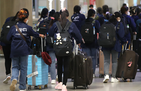 Foreign workers arrive Korea at Incheon International Airport in July 2022. The number of foreign workers in Korea stood at 923,000 as of May, up 9.5 percent from the same period a year earlier. [NEWS1]