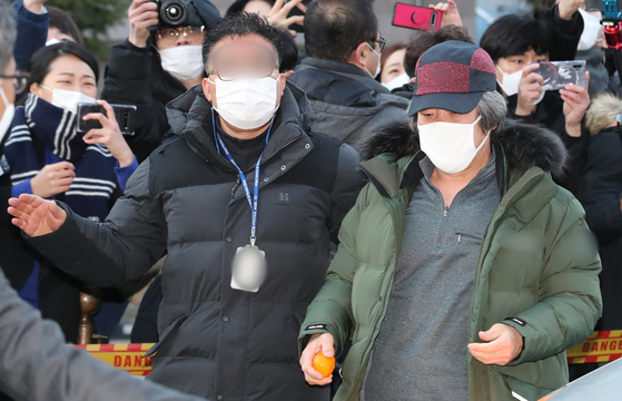 Cho Doo-soon, in green colored winter jacket, is released from the jail after serving 12 years in prison. He walks to the Ansan Probation Office in Ansan, Gyeonggi on Dec.12 in 2020. [NEWS1]