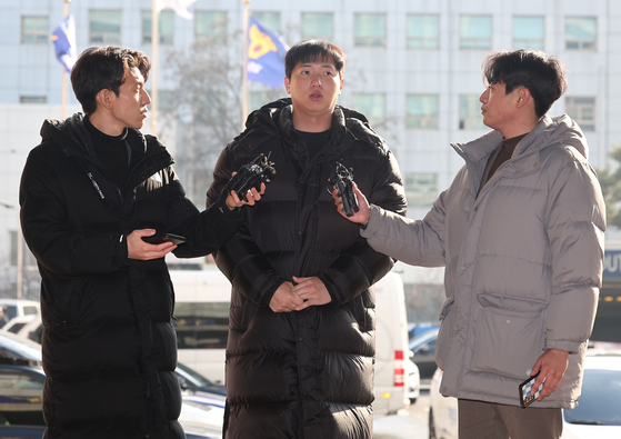 Lim Hye-dong, center, speaks to reporters at Seoul Gangnam Police Station in southern Seoul on Wednesday. [YONHAP] 