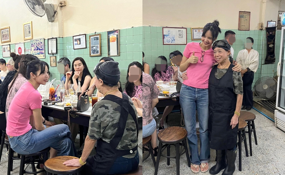Lisa was pictured having a meal with Daesang Holdings Vice Chairman Lim Se-ryung and her daughter Lee Won-ju in Thailand. Photos are from chef Jay Fai's Instagram. [SCREEN CAPTURE]