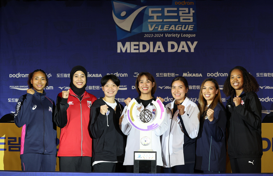 From left: Reina Tokoku of the Heungkuk Life Insurance Pink Spiders, Megawati Hangestri Pertiwi of the Daejeon Jung Kwan Jang Red Sparks, Wipawee Srithong of Suwon Hyundai Engineering & Construction Hillstate, Thanacha Sooksod of Gimcheon Korea Expressway Hi-Pass, Pornpun Guedpard of the Hwaseong IBK Altos, Iris Tolenada of GS Caltex Seoul Kixx and Mar-jana Phillips of the Gwangju AI Peppers pose for a photo during a media day at Hotel Riviera in southern Seoul on Oct. 12. [NEWS1] 