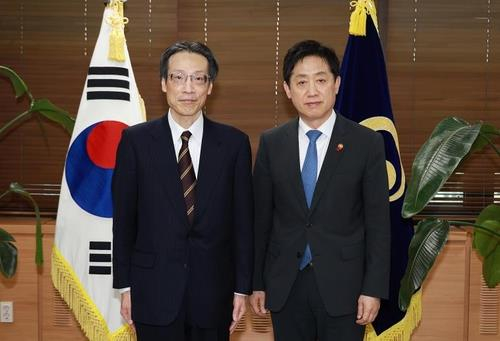 Kim Joo-hyun, right, chairman of Seoul's Financial Services Commission, and Teruhisa Kurita, commissioner of Tokyo's Financial Services Agency, pose for a photo at a meeting in Seoul on Dec. 20, 2023. [YONHAP]