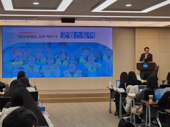 Jang Gwang-ik, vice president of the brand section at Woori Financial Group, speaks at a news conference at Woori's headquarters in central Seoul on Wednesday. [WOORI FINANCIAL GROUP]