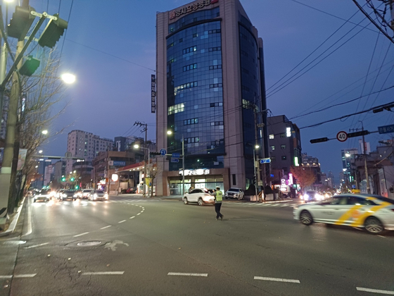 Police officers patrol traffic in Ulsan during a blackout on Dec. 6. [NEWS1]