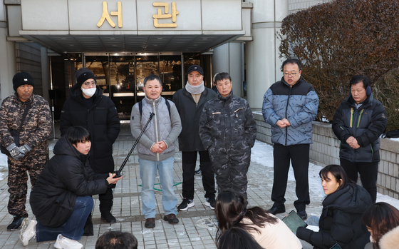 Victims of the Brothers' Home in Busan, a concentration camp that operated between 1975 and 1987, at the Seoul Central District Court on Thursday. [YONHAP]