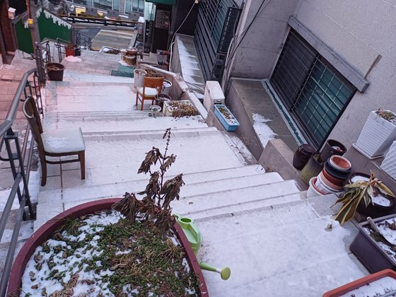 Stairs in Huam-dong in Yongsan District, central Seoul, were covered in snow at 7:32 a.m. Thursday. [OH SAM-GWON]