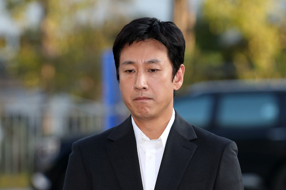 Actor Lee Sun-kyun appears for questioning at the Incheon Police Agency’s Incheon Nonhyun Police Station on Saturday. [NEWS1]