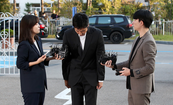 Actor Lee Sun-kyun bows in front of cameras before questioning at the Incheon Police Agency’s Incheon Nonhyeon Police Precinct on Saturday. [NEWS1]