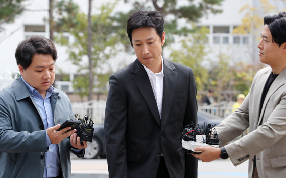 Actor Lee Sun-kyun appears at the Incheon Nonhyun Police Station for questioning on Saturday. [NEWS1]