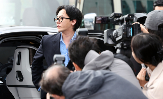 Singer G-Dragon attends a questioning session at the Incheon Nonhyun Police Station on Nov. 6. [YONHAP]