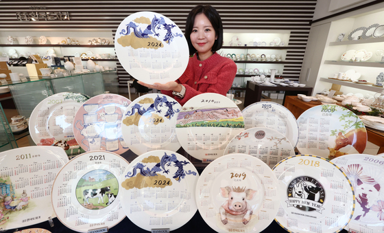 Ceramic plates decorated with the calendar for 2024, the Year of the Blue Dragon, are displayed at a Hankook Chinaware store in Dongdaemun District, eastern Seoul. The Asian lunar year starts on Feb. 10. [YONHAP]