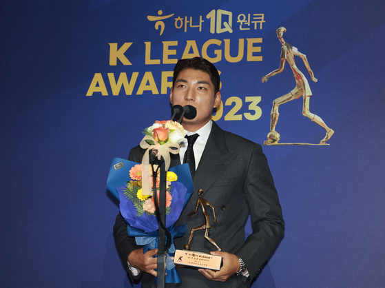 Ulsan HD striker Joo Min-kyu speaks during the K League Awards ceremony held at Lotte Hotel World in southern Seoul on Tuesday. [YONHAP] 