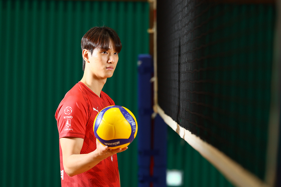Suwon Kepco Vixtorm opposite hitter Lim Sung-jin poses for a photo during an interview with the JoongAng Ilbo at Vixtorm’s training center in Uiwang, Gyeonggi on Monday. [JOONGANG ILBO]