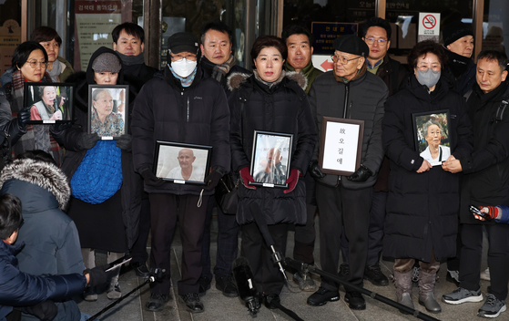 Relatives of forced labor victims who won their case against Japanese companies, including Mitsubishi Heavy Industries, speak with the press on Thursday after the Supreme Court ruled in their favor, ordering the Japanese companies to compensate the victims and their families. [NEWS1]