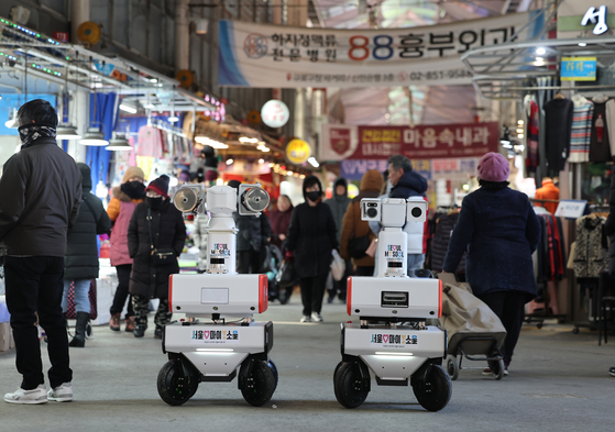 Fire detection patrol robots stand on the street inside Namguro Market in Guro District, western Seoul, on Thursday afternoon. Seoul Metropolitan Government is the first local government to operate on a trial basis patrol robots that can detect and extinguish fires and help people evacuate, keeping the market safe at night. [YONHAP] 