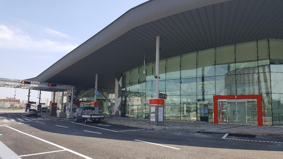 A file image of a bus transfer center station at Suwon Station in Gyeonggi. A bus crashed into people at the station Friday, killing one person and injuring nearly a dozen others. [YONHAP]