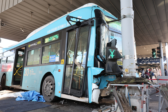 The remains of a bus that crashed into pedestrians at Suwon Station in Gyeonggi on Friday, killing one person and injuring nearly a dozen others. [YONHAP]