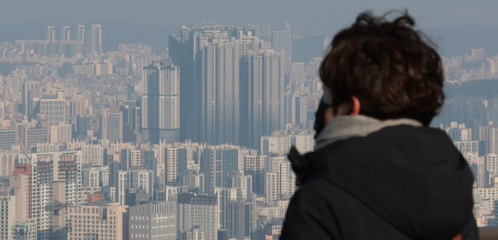 The view of apartment complexes in downtown Seoul as seen from Namsan Mountain [YONHAP]