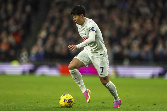 Tottenham's Son Heung-min controls the ball during a Premier League match against Everton at Tottenham Hotspur Stadium in London on Saturday.  [AP/YONHAP]