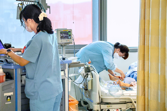 Nurses take care of patients at Seoul National University Bundang Hospital in Gyeonggi on Dec. 8. [JOONGANG PHOTO]