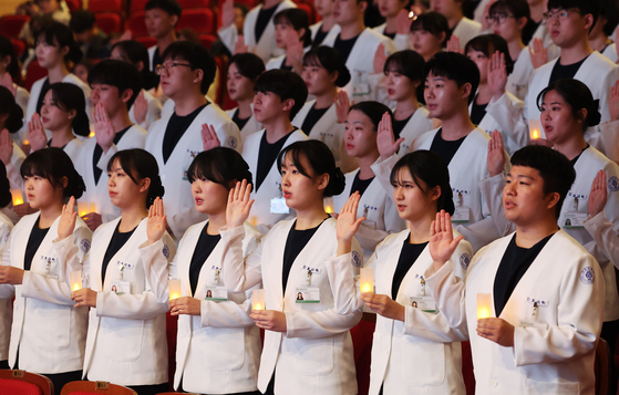 Students at the College of Nursing at Ajou University take the Florence Nightingale Pledge in Suwon, Gyeonggi, on Nov. 15. [YONHAP]