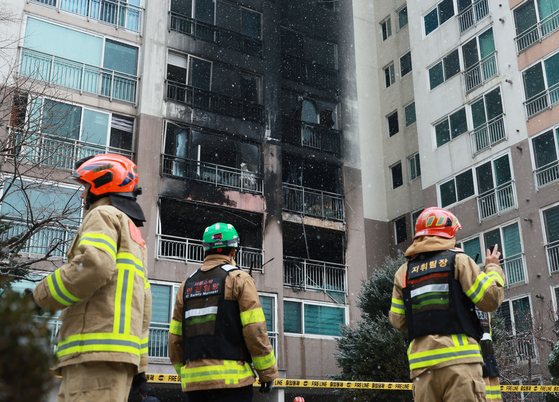 Firefighters at the scene where a fire broke out at an apartment complex in Dobong District, Seoul, on Monday. [YONHAP]