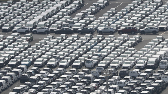 Cars for export are lined up at a port in Ulsan [YONHAP]
