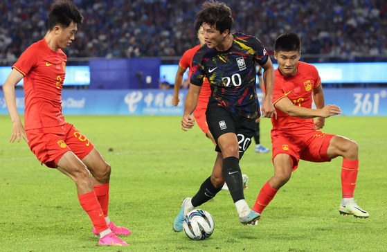 An Je-jun, center, dribbles the ball during an Asian Games quarterfinal between Korea and China in Hangzhou, China on Oct. 1. [YONHAP]