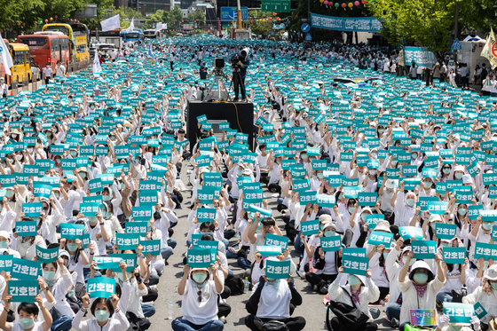 Nurses who are members of the Korean Nursing Association protest against the presidential veto of the Nursing Act, which included improved working conditions for nurses, in central Seoul on May 19. [NEWS1]