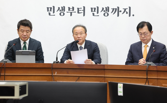 Rep. Yun Jae-ok, center, the PPP floor leader, speaks during a party meeting Tuesday at the National Assembly in Yeouido, western Seoul, slamming the Democratic Party for its attempt to launch a special parliamentary probe into first lady Kim Keon Hee. [NEWS1]