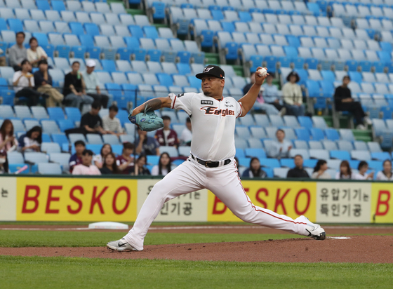 Hanwha Eagles' starter Ricardo Sanchez pitches during a game against the Kiwoom Heroes at Hanwha Life Eagles Park in Daejeon in May. [YONHAP]