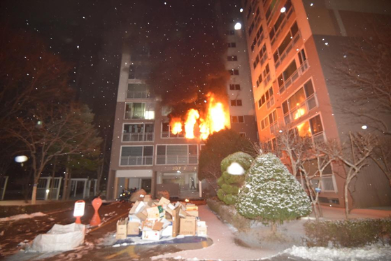 A fire breaks out at an apartment in Dobong District, northern Seoul, at around 4:57 a.m. on Monday. Two people died and at least 29 were injured in the accident. [NEWS1] 