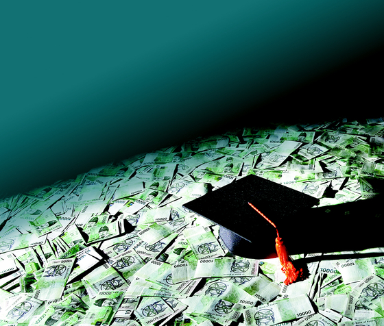 A graduation mortarboard with money [JOONGANG PHOTO]
